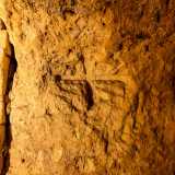 Osservando le murature notiamo anche una grande croce incisa nel muro...